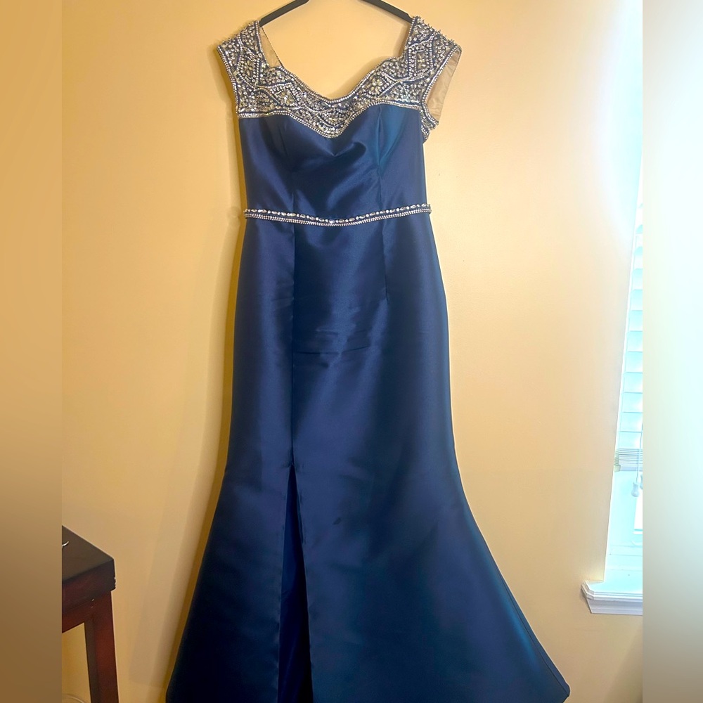 Elegant Navy Blue Evening Gown